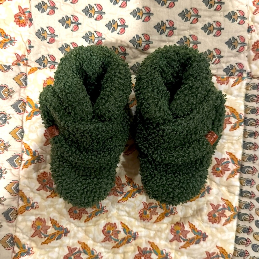 Goumi Kids Forest Green Sherpa Booties